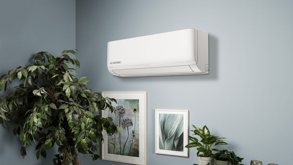 En luftvärmepump på en vardagsrumsvägg.