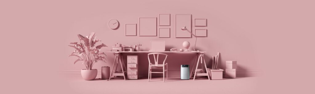 Skrivebord, stol og blomst. Kontor. Alt er rosa.